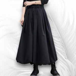 Women's Skirt with a Volume Silhouette and Pockets Size: L